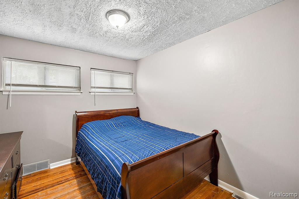 902 E WINDEMERE Avenue, Royal Oak, MI 48073 — Photo 15