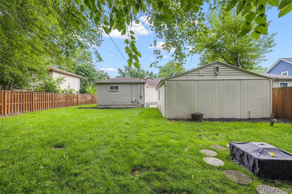 902 E WINDEMERE Avenue, Royal Oak, MI 48073 — Photo 19