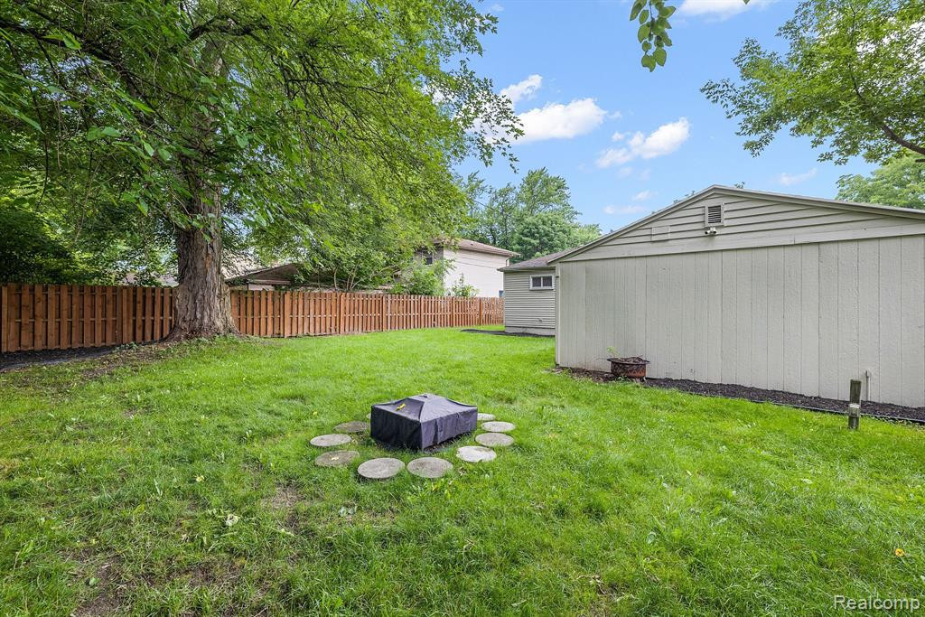 902 E WINDEMERE Avenue, Royal Oak, MI 48073 — Photo 20
