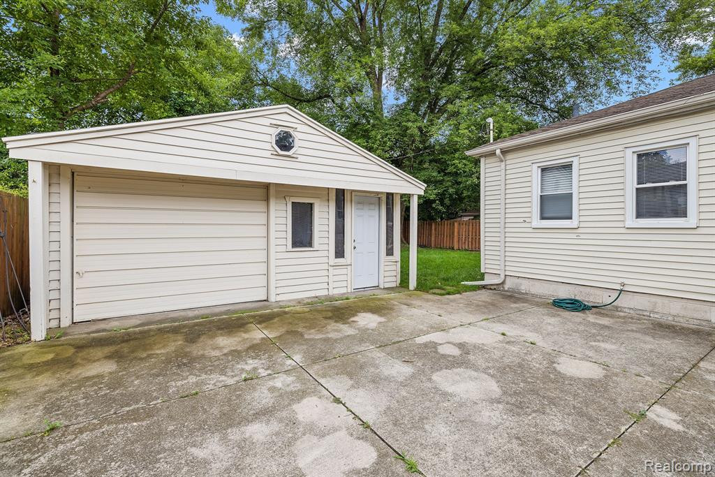 902 E WINDEMERE Avenue, Royal Oak, MI 48073 — Photo 24