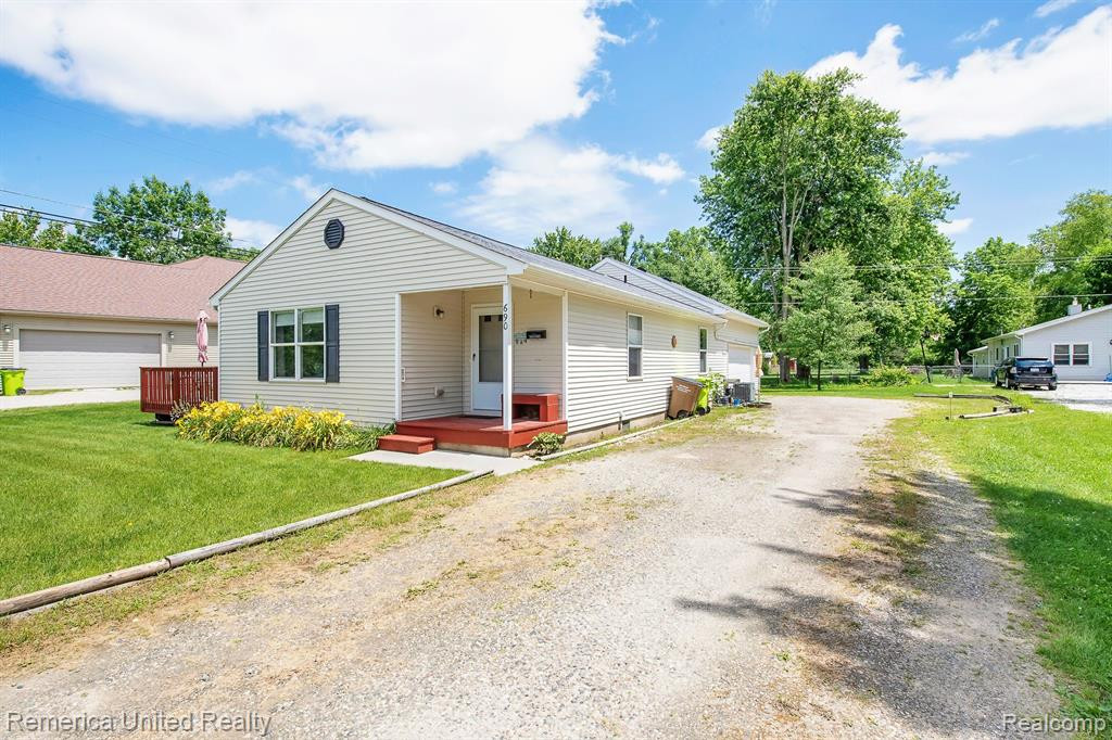 690 6 MILE Road, Whitmore Lake, MI 48189 — Photo 2
