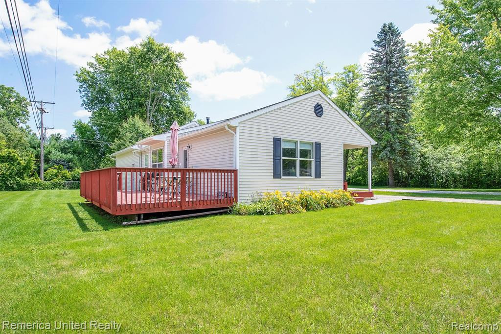 690 6 MILE Road, Whitmore Lake, MI 48189 — Photo 4