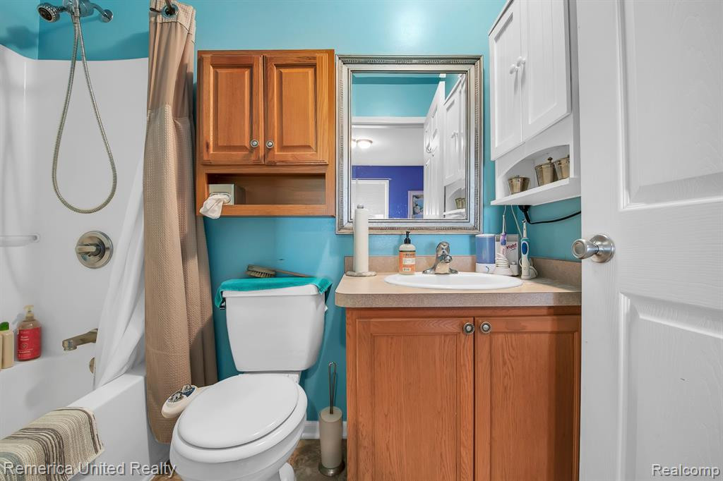 690 6 MILE Road, Whitmore Lake, MI 48189 — Photo 32