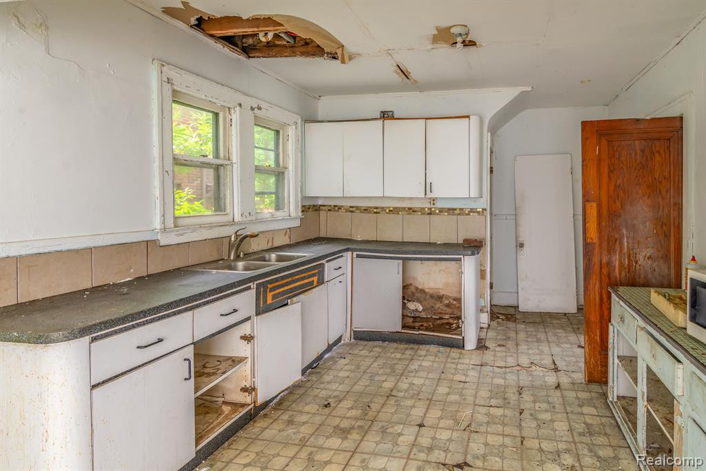 401 W GREENDALE, Highland Park, MI 48203 — Photo 9