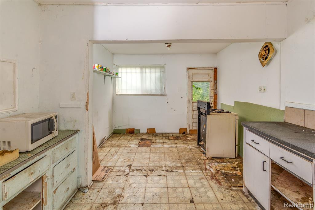 401 W GREENDALE, Highland Park, MI 48203 — Photo 10