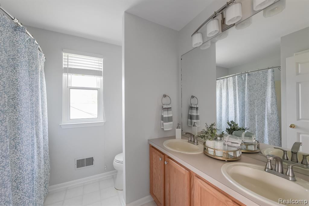 6240 CREEKSIDE Circle, Ypsilanti, MI 48197 — Photo 17