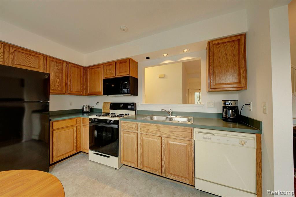 4273 Hunters Circle E, Canton, MI 48188 — Photo 12