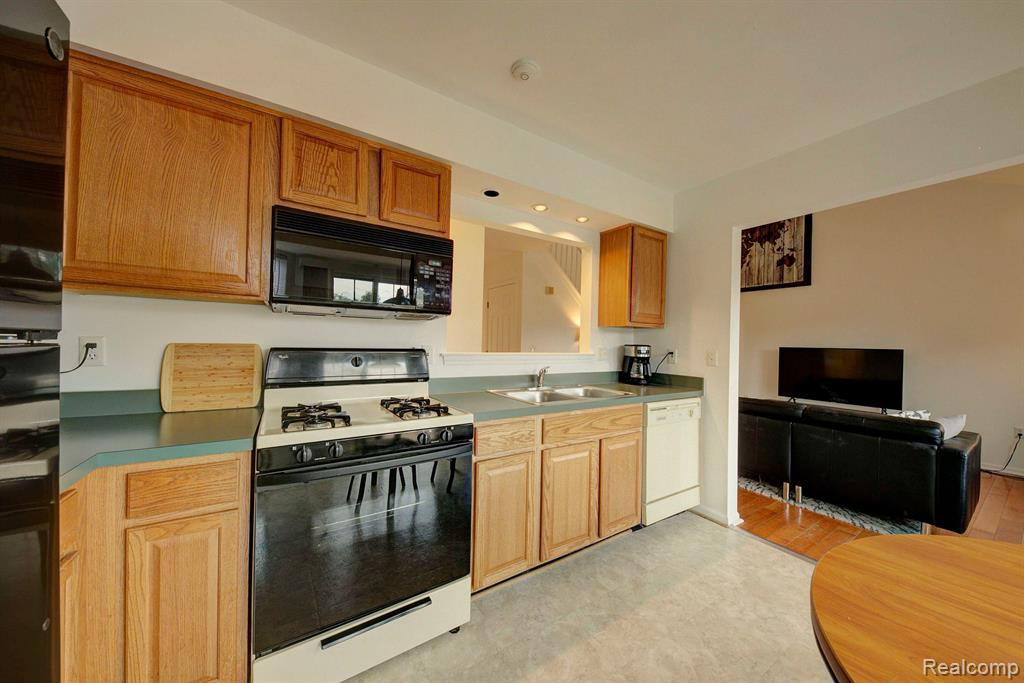 4273 Hunters Circle E, Canton, MI 48188 — Photo 13
