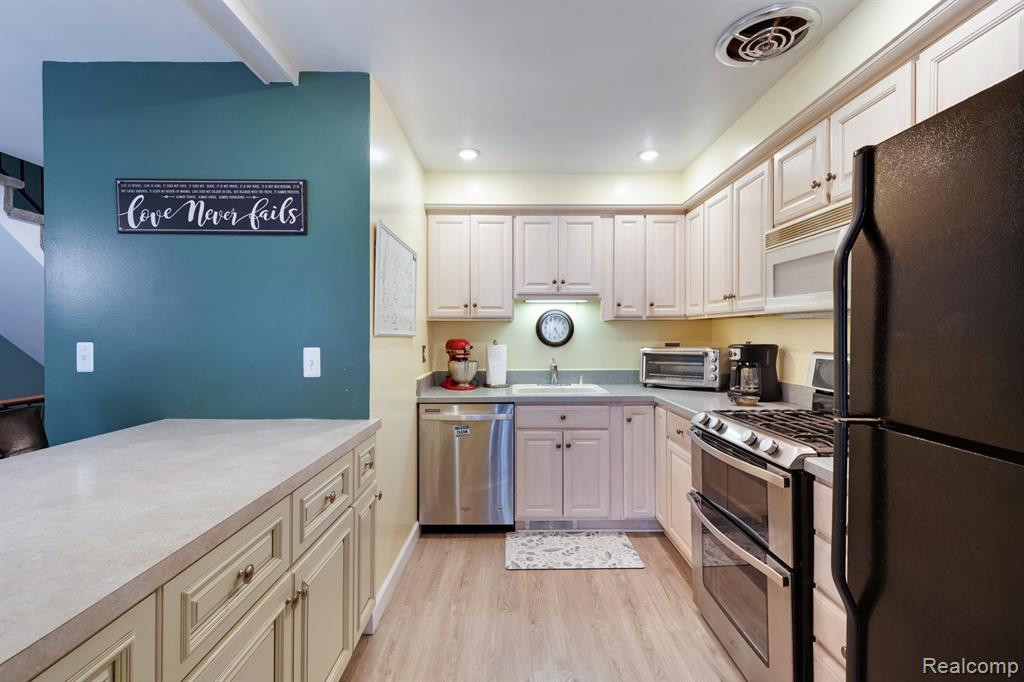 1910 TORQUAY Avenue, Royal Oak, MI 48073 — Photo 19