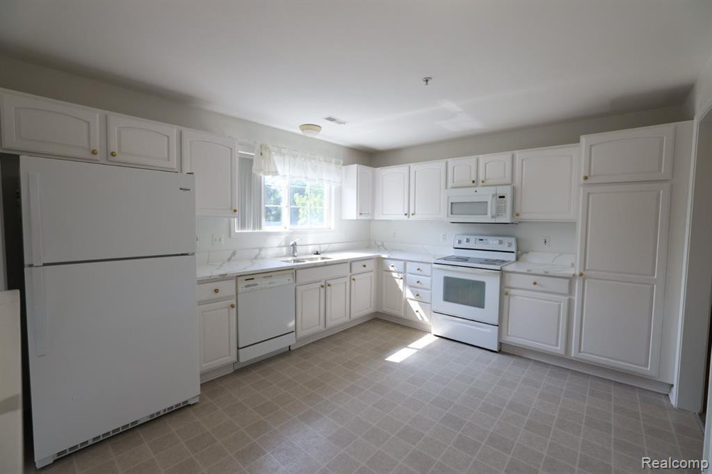 28385 CARLTON WAY Drive, Novi, MI 48377 — Photo 10