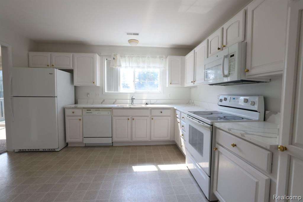 28385 CARLTON WAY Drive, Novi, MI 48377 — Photo 12