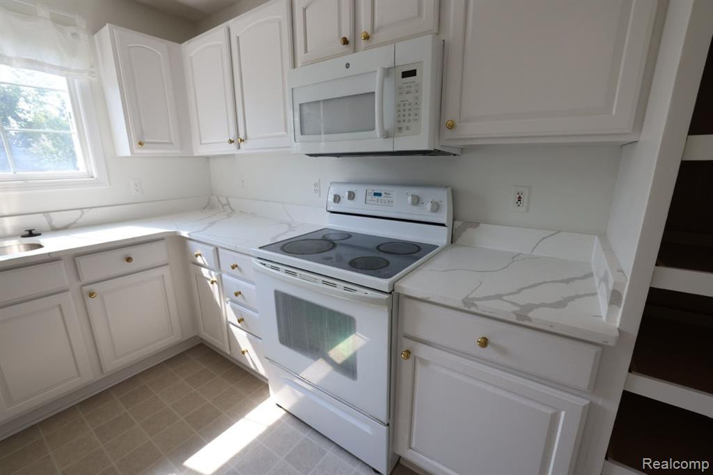 28385 CARLTON WAY Drive, Novi, MI 48377 — Photo 13