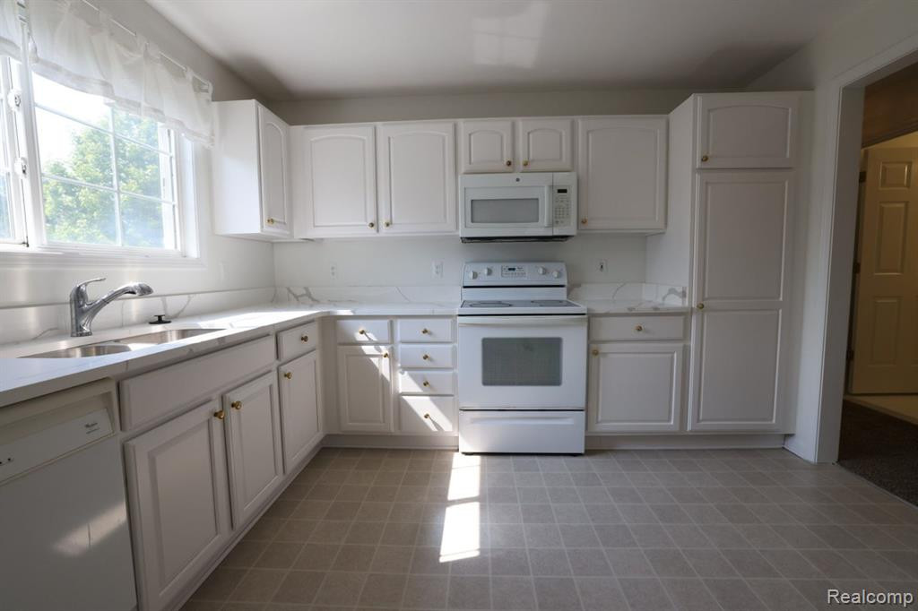 28385 CARLTON WAY Drive, Novi, MI 48377 — Photo 14