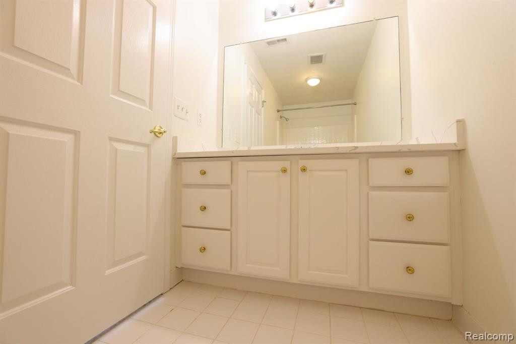28385 CARLTON WAY Drive, Novi, MI 48377 — Photo 23