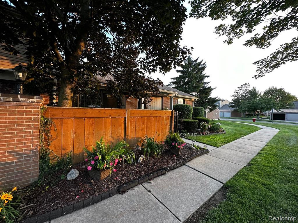 22214 PONDVIEW, Novi, MI — Photo 2