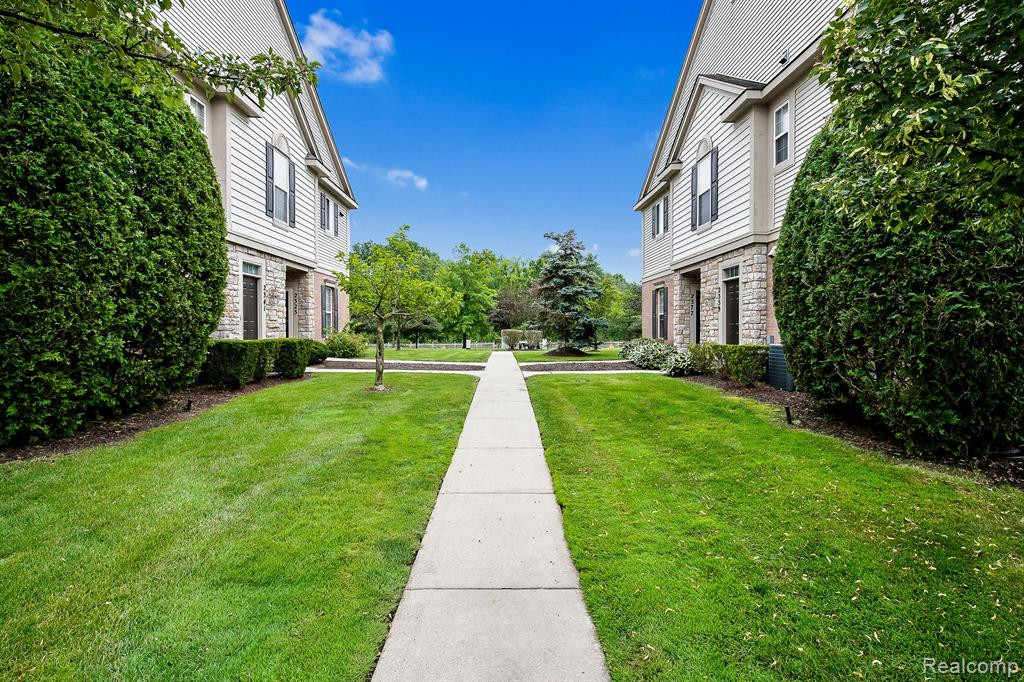2413 KNOLLWOOD Drive, Canton, MI 48188 — Photo 4