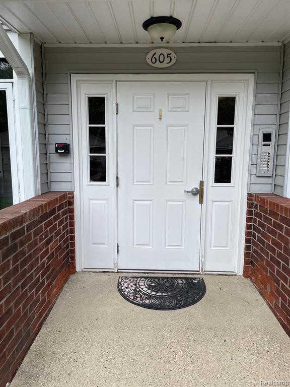 605 CURZON Court, 103, Howell, MI 48843 — Photo 2