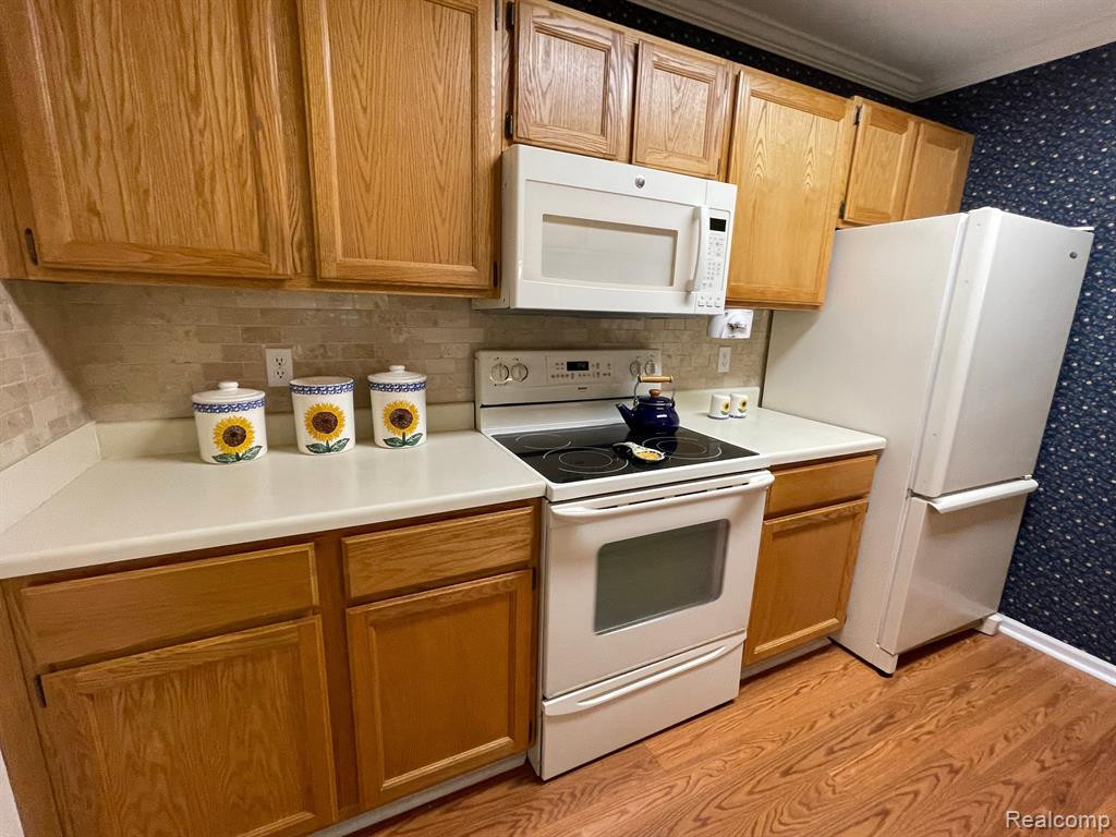 605 CURZON Court, 103, Howell, MI 48843 — Photo 4