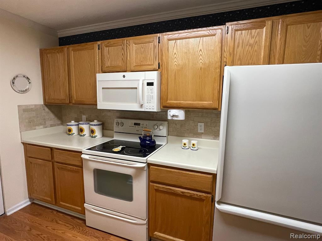 605 CURZON Court, 103, Howell, MI 48843 — Photo 5