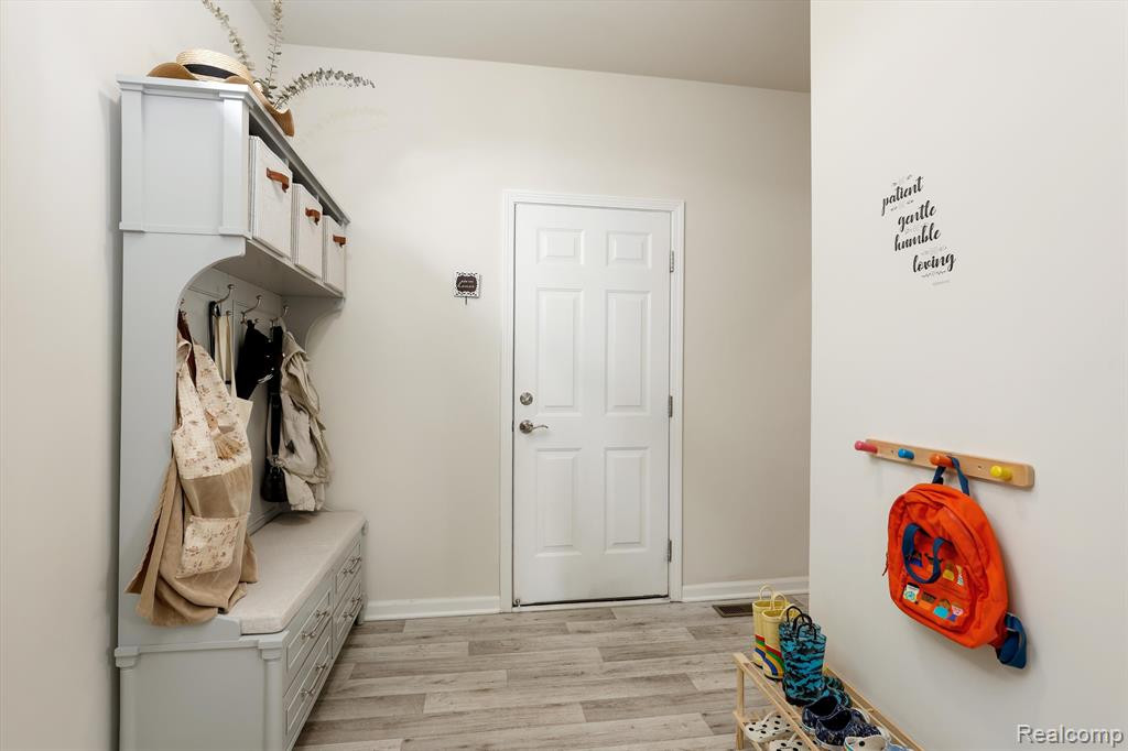 704 BACKSHORE Drive, Canton, MI 48187 — Photo 16