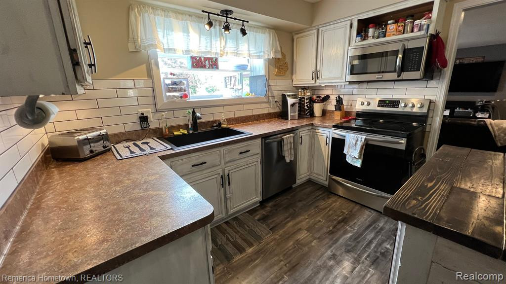 1108 W LEMONT, Canton, MI 48187 — Photo 2