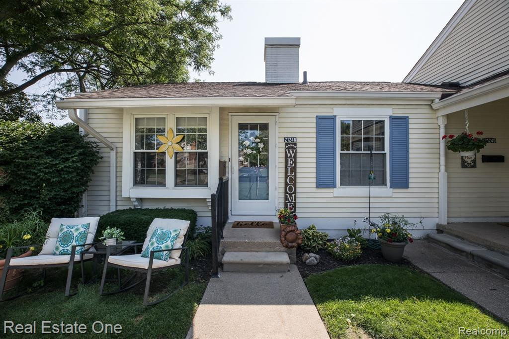 21248 E GLEN HAVEN Circle, Northville, MI 48167 — Photo 2