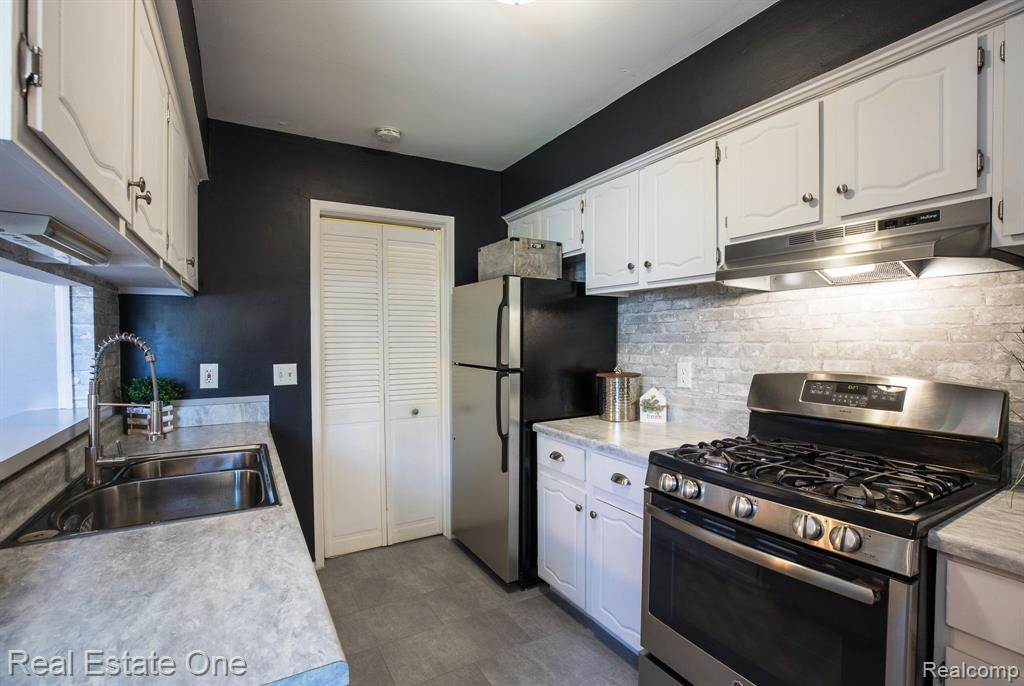 21248 E GLEN HAVEN Circle, Northville, MI 48167 — Photo 10