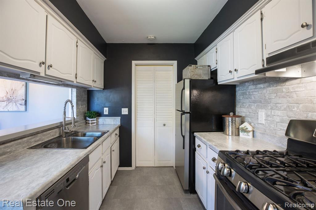 21248 E GLEN HAVEN Circle, Northville, MI 48167 — Photo 22