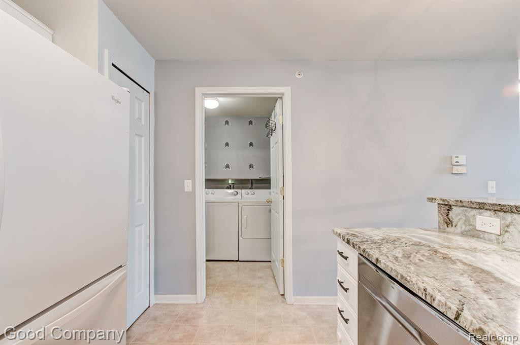 33103 EMMA Circle, Walled Lake, MI 48390 — Photo 15