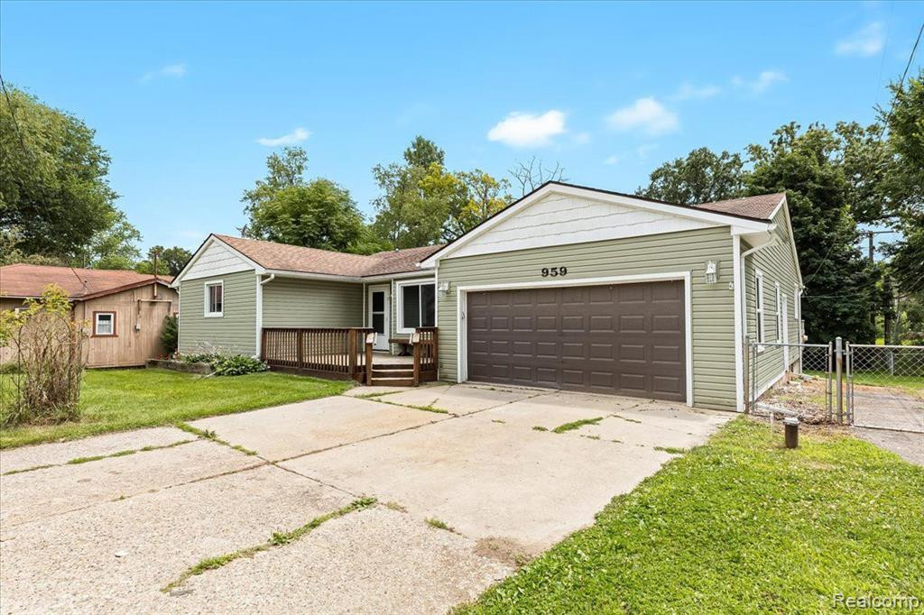 959 LUCILLE Drive, Wolverine Lake, MI 48390 — Photo 2