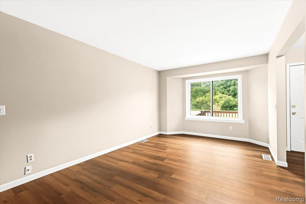 959 LUCILLE Drive, Wolverine Lake, MI 48390 — Photo 5