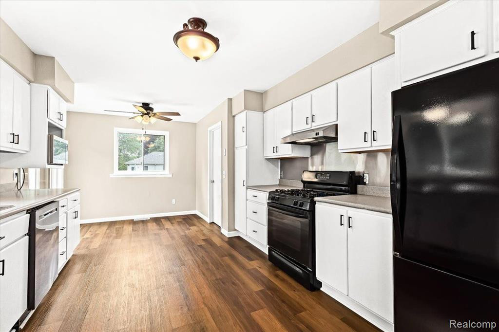 959 LUCILLE Drive, Wolverine Lake, MI 48390 — Photo 11