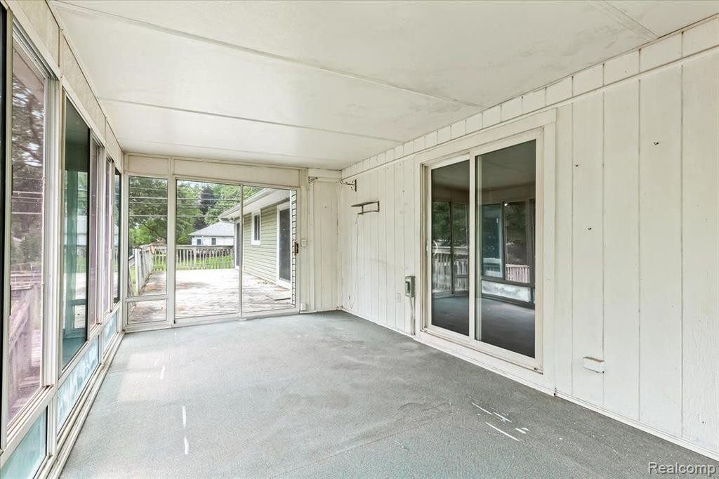 959 LUCILLE Drive, Wolverine Lake, MI 48390 — Photo 18