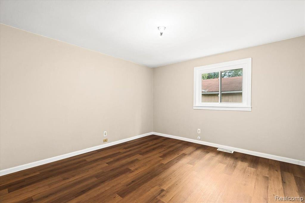 959 LUCILLE Drive, Wolverine Lake, MI 48390 — Photo 19