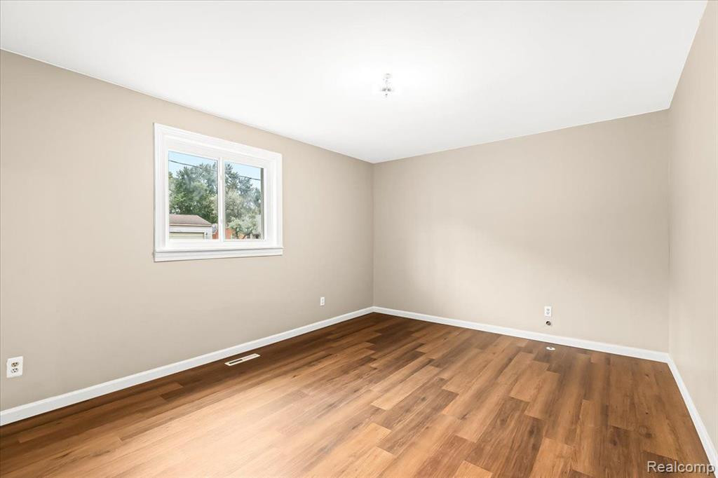 959 LUCILLE Drive, Wolverine Lake, MI 48390 — Photo 20