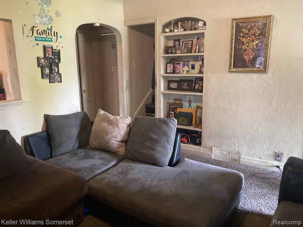 8119 ESSEX Avenue, Warren, MI 48089 — Photo 2