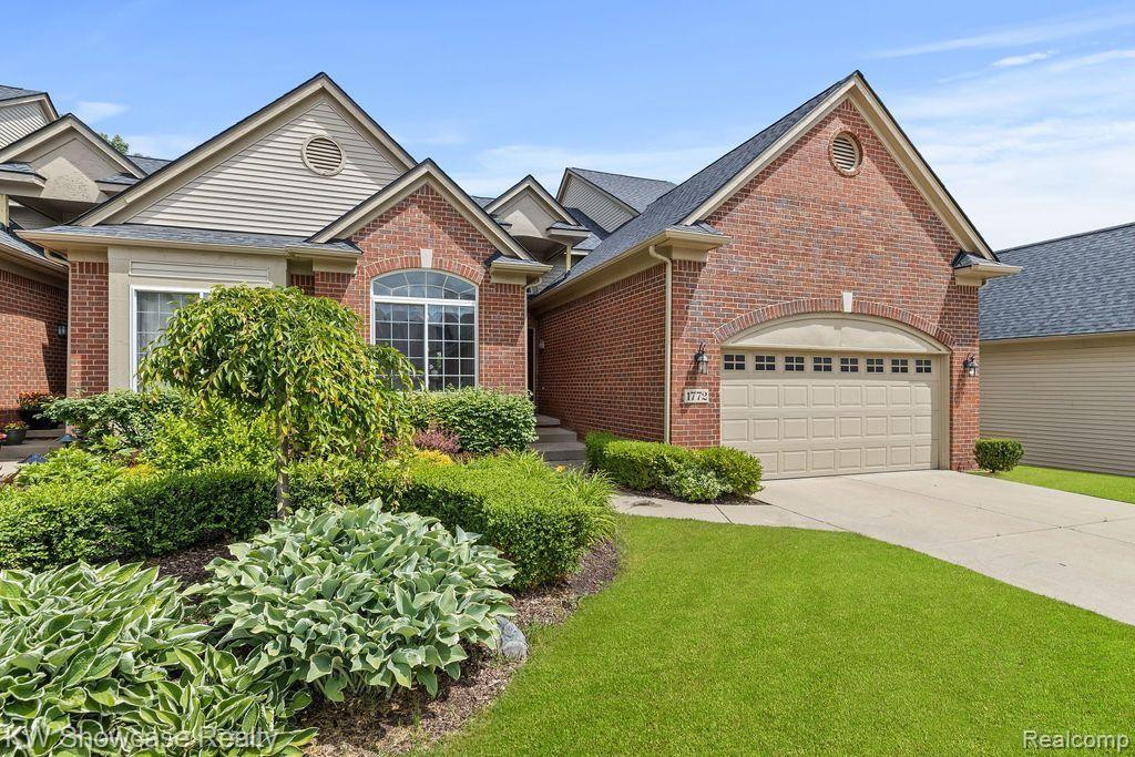 1772 PINE FOREST Drive, Commerce Twp, MI 48390 — Photo 2