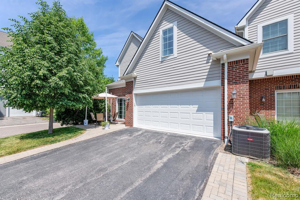 371 DAISY SQUARE Parkway, Plymouth, MI 48170 — Photo 33
