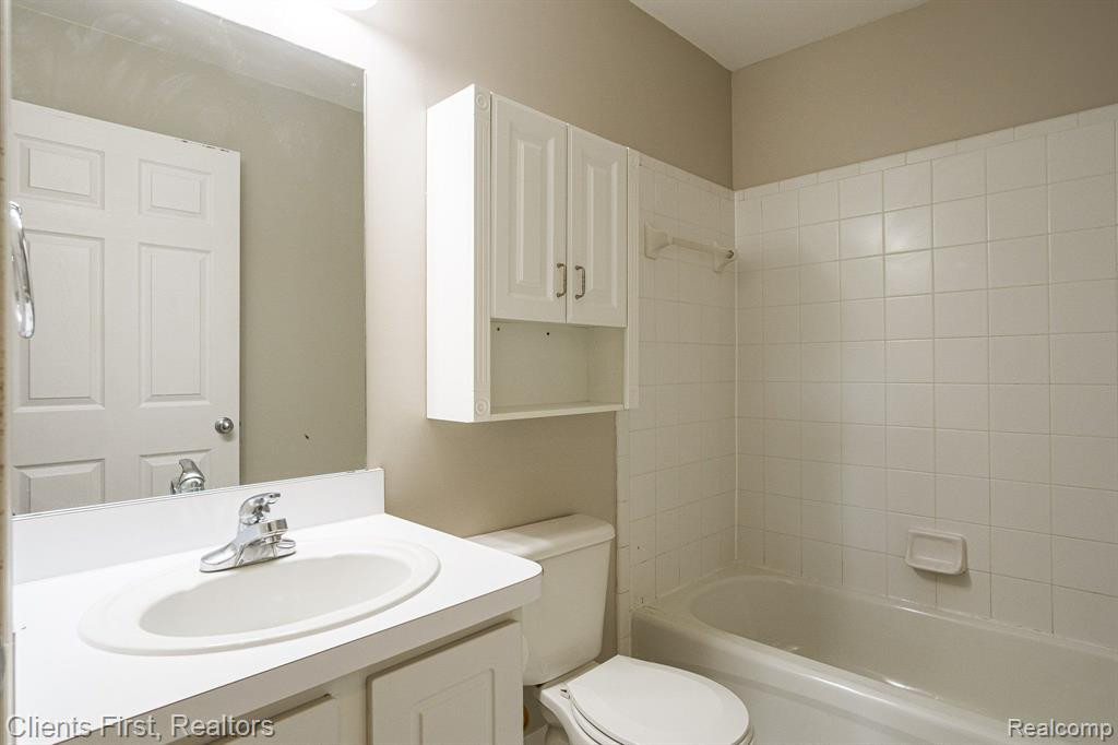 161 E BAY Drive, Walled Lake, MI 48390 — Photo 28