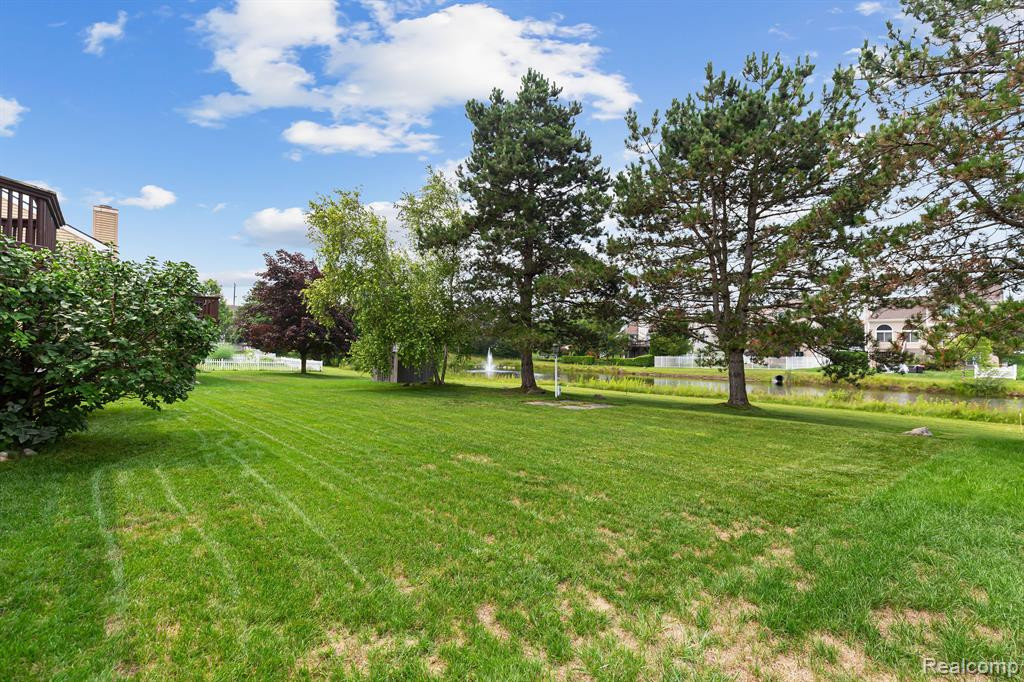 344 Oxford Court, Belleville, MI 48111 — Photo 9