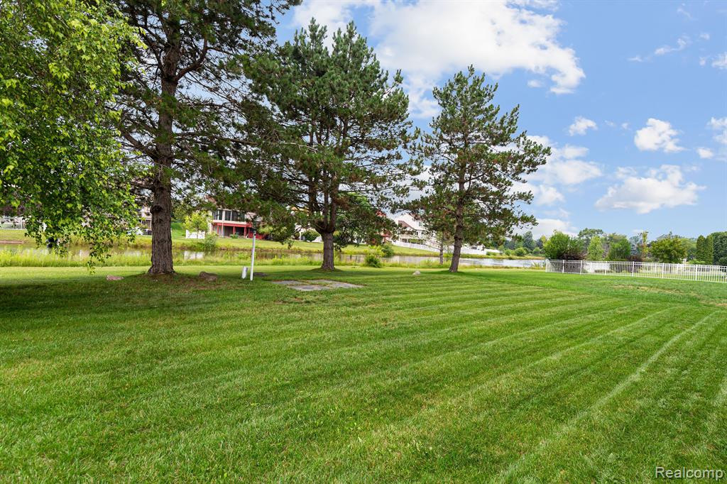 344 Oxford Court, Belleville, MI 48111 — Photo 15