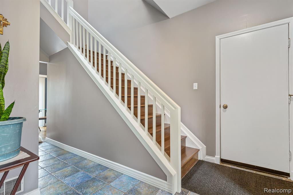 344 Oxford Court, Belleville, MI 48111 — Photo 18