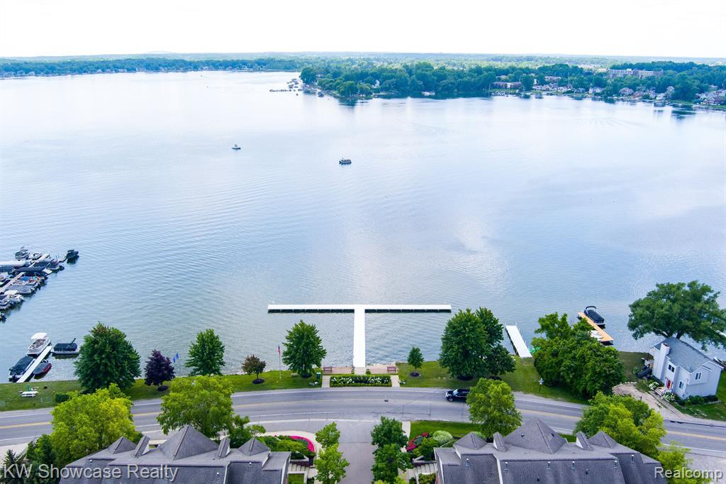 555 RIVIERA Court, Walled Lake, MI 48390 — Photo 3