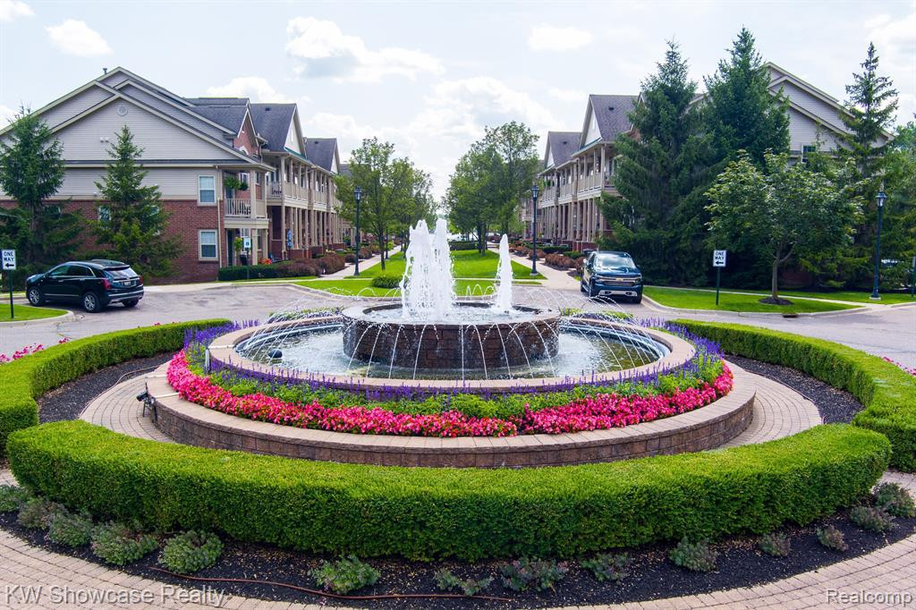 555 RIVIERA Court, Walled Lake, MI 48390 — Photo 4
