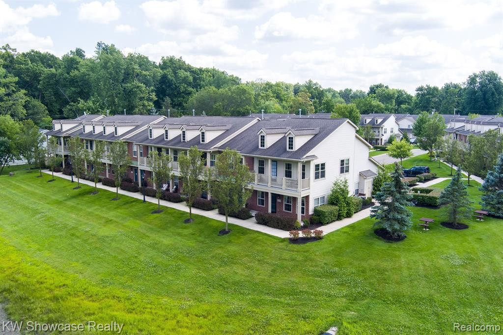 555 RIVIERA Court, Walled Lake, MI 48390 — Photo 6