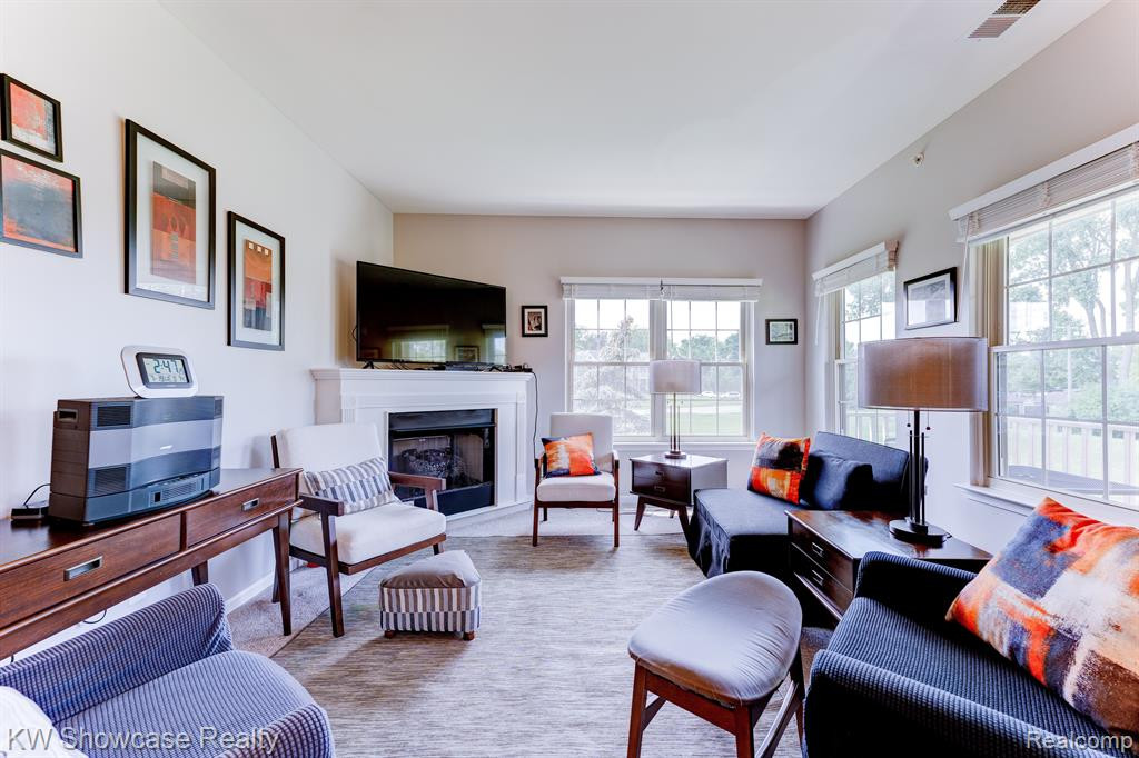 555 RIVIERA Court, Walled Lake, MI 48390 — Photo 8