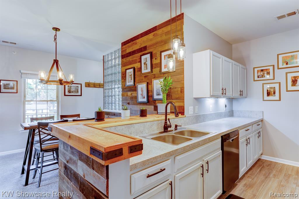 555 RIVIERA Court, Walled Lake, MI 48390 — Photo 13