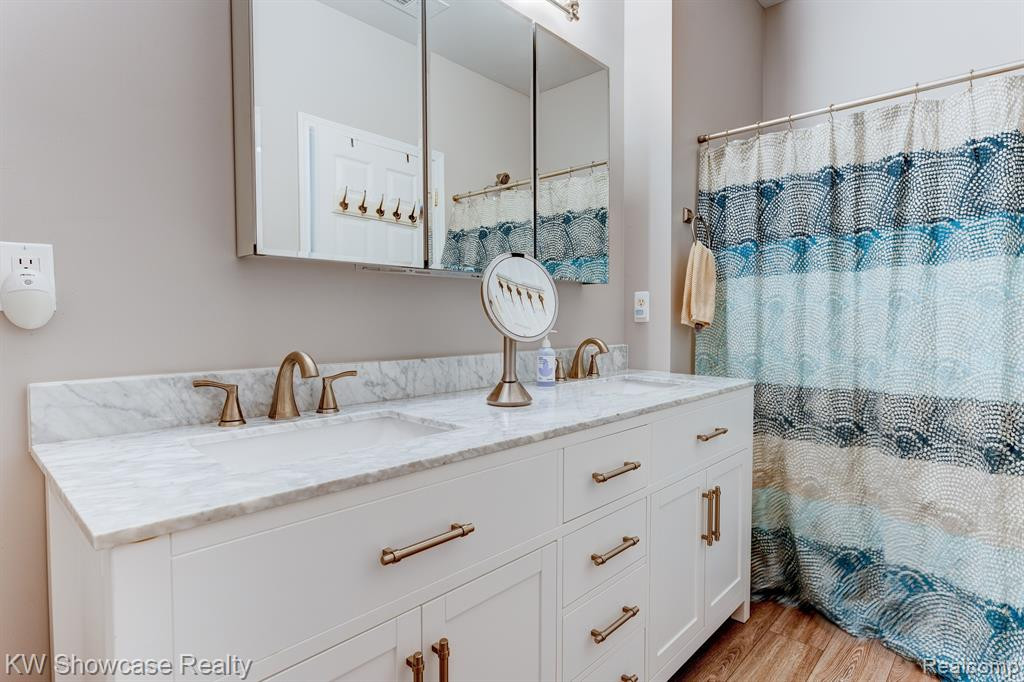 555 RIVIERA Court, Walled Lake, MI 48390 — Photo 17