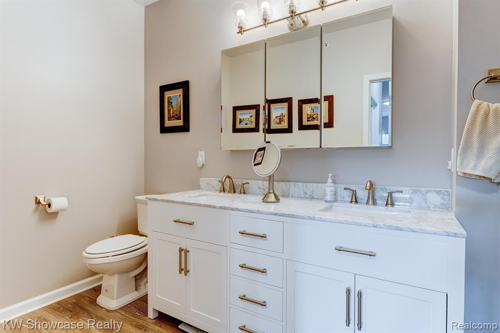 555 RIVIERA Court, Walled Lake, MI 48390 — Photo 18