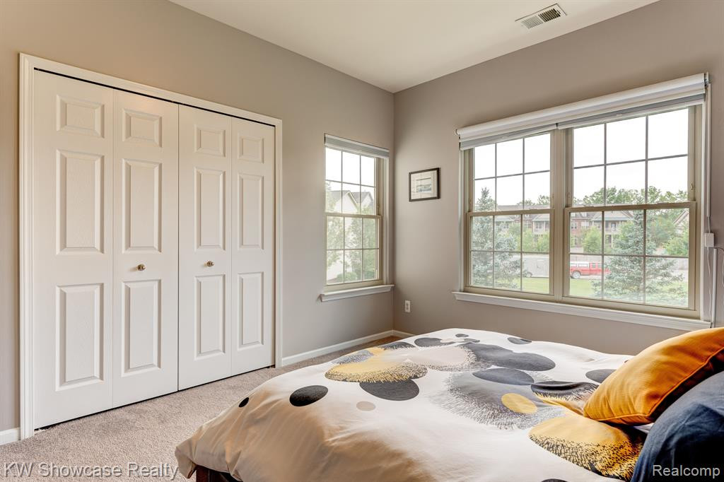 555 RIVIERA Court, Walled Lake, MI 48390 — Photo 21